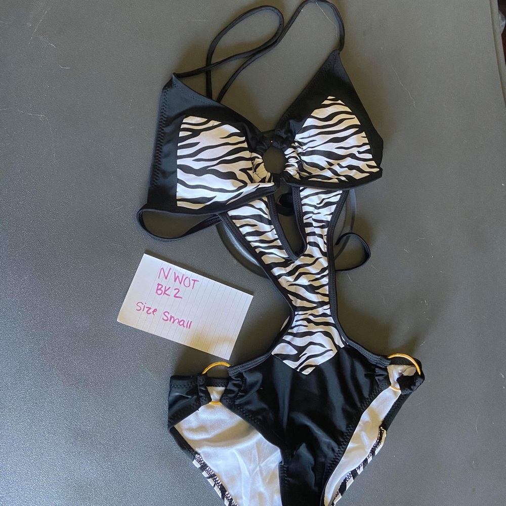NWOT cute monokini black and white